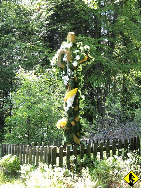 9.jpg - Jedzie się tak samo fajnie jak dwie godziny temu. Tyle, że te pasma mają tylko niewiele ponad 10km. Chciałbym też polecić coś do jedzenia w Myślenicach jak się już zakończy trasę, ale nic tam za bardzo nie ma ( może dlatego, że tak naprawdę to taka duża wieś ). Co może polecić, to zajazd „Krakowiacy i Górale” w Krzyszkowicach podczas powrotu zakopianką.