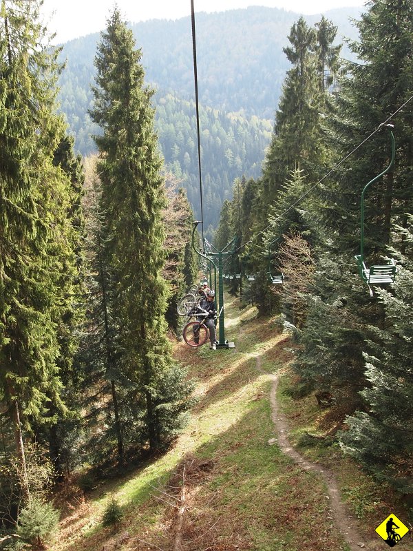 1.jpg - Jak zwykle dzień przed planowanym wypadem pogoda się zje…ła. Sympatycznie, zrobiło się zimno i prognozowano opady. Nasz dwudniowy plan kręcenia się na rowerach stał pod znakiem zapytania. Startujemy z Koninek, gdzie wyjazd z rowerem kosztuje magiczne 5zł !Jak to możliwe? Sam nie wiem, gdy dla zwykłego turysty to już koszt 15zł :)