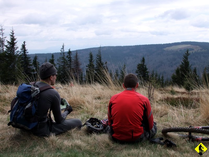 11.jpg - Patrzymy na to co nas jeszcze czeka. Jaworzyna Kamienicka – kawał drogi :)  będzie pod górę.