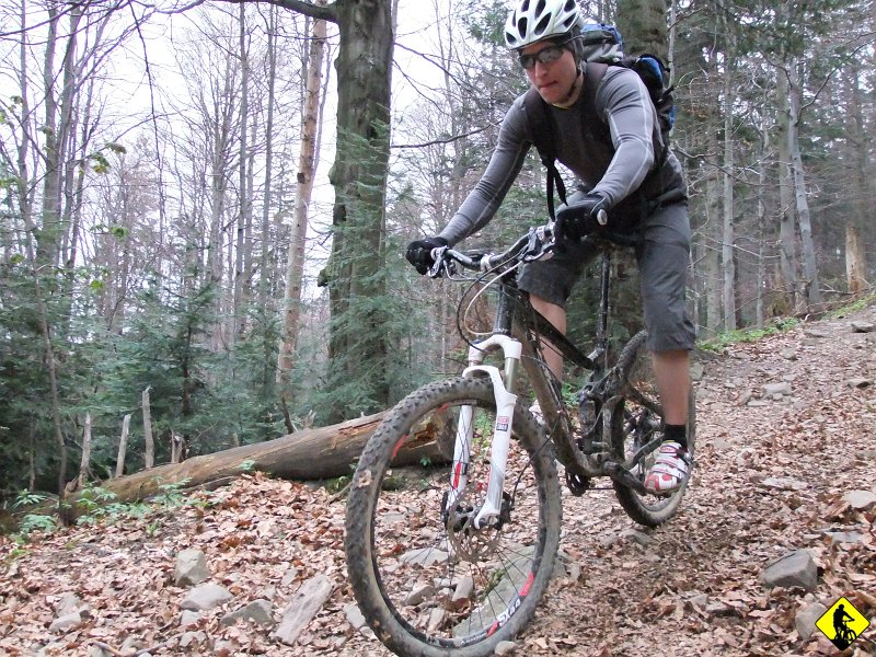 19.JPG - W związku z zaistniałą sytuacją nie zatrzymujemy się już na herbatę i ciśniemy zajebistym zjazdem do Koninek!