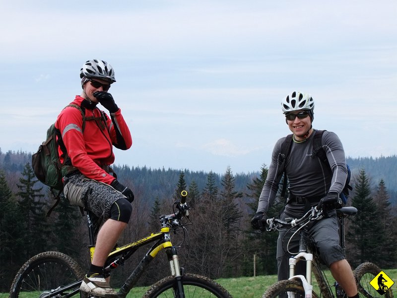 3.JPG - Plan standardowo zawiera po drodze Schronisko pod Turbaczem. Jest zimno! Ja wyskoczyłem w podwójnym merynosie, więc nie powinno być tragicznie. Trafił się nam nawet widoczek na Tatry :)