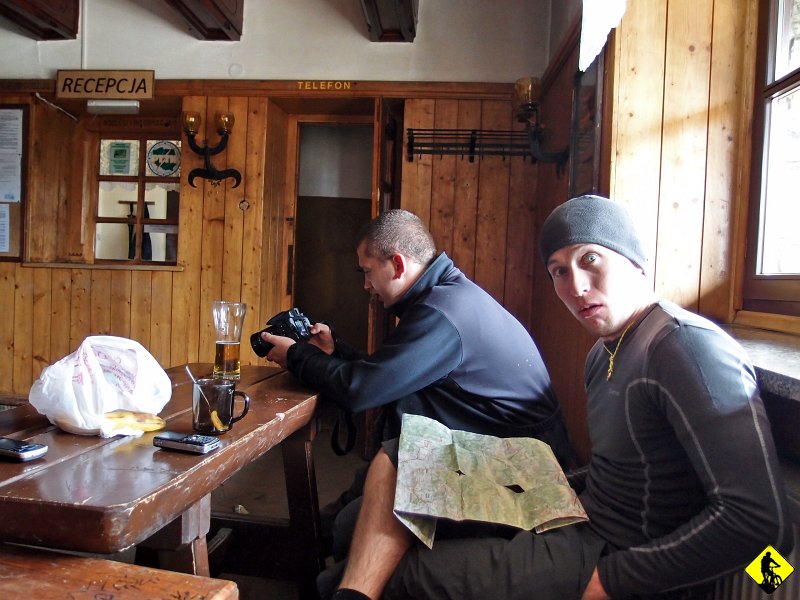 6.jpg - Docieramy do schroniska i okazuje się, że za oknem zaczął padać śnieg!! Faaaaaaaaak! Jak to możliwe!