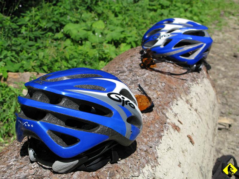 IMG_3082.jpg - Co innego mogłem wybrać jak nie szlagier, klasyk – obowiązkowy podjazd na Turbacz, przez Kowaniec żółtym szlakiem. Po 5km asfaltem zaczyna się teren i szutrowa wspinaczka pod schronisko. Początek jest ciekawy, tata i syn zaliczają po jednej niegroźnej glebie (frycowe?). Potem Kuba (syn) pyta: Czy jeszcze długo będzie pod górę? Oj, tego dnia już wiedziałem, że będzie ciekawie :]