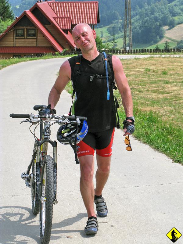 IMG_3152.jpg - Plan zakłada, że jedziemy z Obidzy niebieskim do Białej Wody, a potem się zastanowimy co dalej. Tomek wyraźnie zadowolony, że drugi dzień krótkiego urlopu spędza na rowerze.