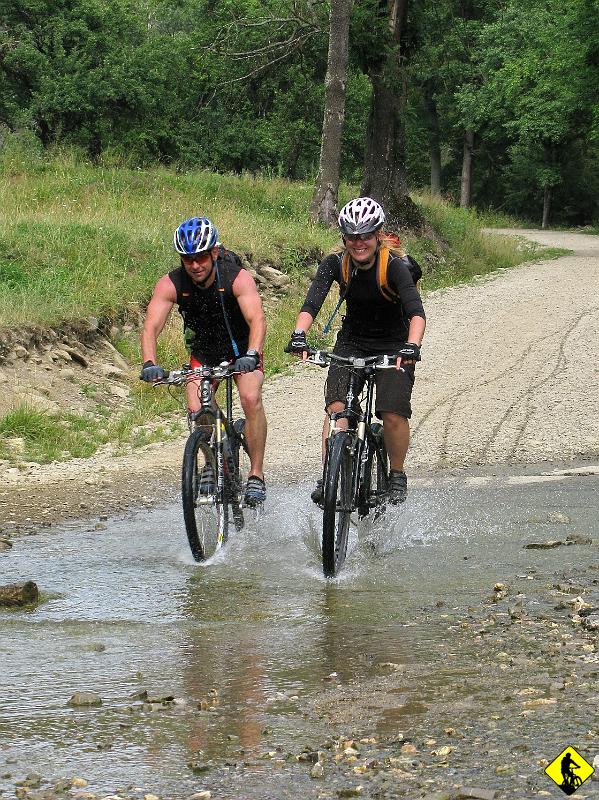IMG_3189.jpg - Nie ma to jak zabawa. Jak dzieci. No tak to jest jak się jeździ na rowerze.