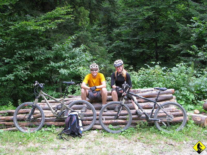 IMG_3202.jpg - Przerwa na jedzenie i fotkę. Wyraźnie widać różnicę między kątami w rowerach. Muszę przyznać po kilku miesiącach jazdy na Geign’ie, że jest zajebisty. Zawsze rowery Gianta kojarzyły mi się z typowym lansem (czasy rowerów RMF FM), to teraz absolutnie zmieniłem zdanie, system Maestro rządzi. Szkoda tylko, że mam ramę 15' :] co chyba też widać.