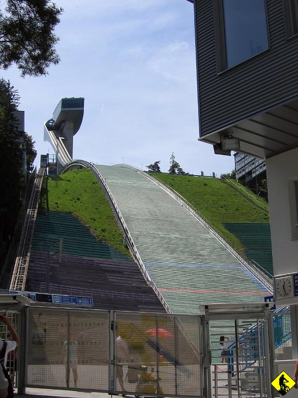 IMG_3700.jpg - Pierwszego dnia po całej nocy jazdy (oczywiście Aga jak ucieła komara jeszcze w Polsce, to obudziła się na dobre dopiero jak mieliśmy 200km do mety) postanawiamy pobujać się po okolicy. Oglądamy skocznię Bergisel i robię fotę z pierwszego slajdu.