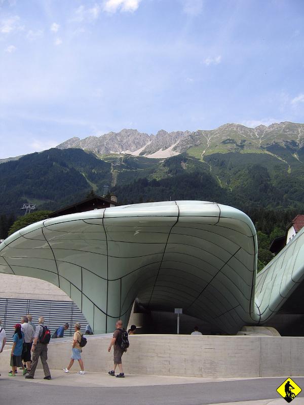 IMG_3722.jpg - Czwarty dzień i ostatni dzień (trzeci na rowerze). Na koniec postanawiamy zwiedzić (rowerowo) "główną atrakcję" Innsbrucka, czyli Nordpark. Dojeżdżamy do drugiej stacji kolejki (838m n.p.m.) rowerami i tam pakujemy się (oczywiście mamy pierszeństwo, bo musimy ułożyć sobie rowerki) w kolej linową (oczywiście przewóz rowerów jest gratis).