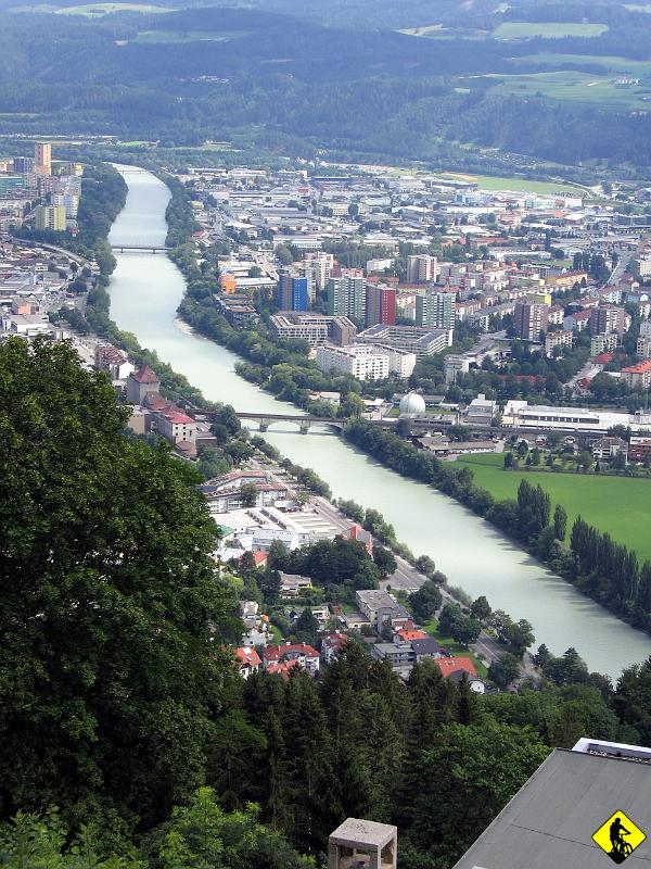 IMG_3727.jpg - Rzeka Inn jeszcze mocno zanieczyszczona po intensywnych wichurach i ściąga z gór wspomnienia sił natury. Normalnie podobno jest nieskazitelnie czysta i można z niej pić wodę... podobno.