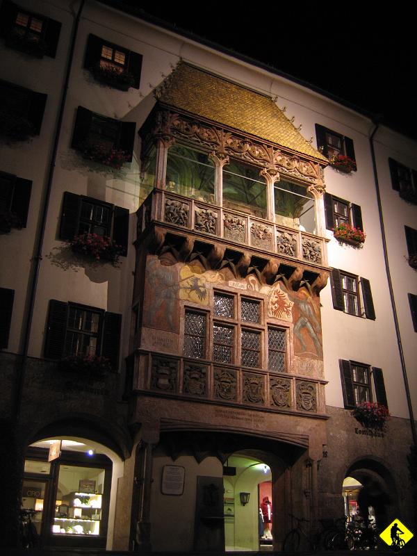 IMG_3732.jpg - Wieczorna wycieczka i szeroko reklamowany złoty dach. Na jutro zaplanowana jest trasa 3go stopnia trudności w 3 stopniowej skali (zielona - czerwona - czarna) na szczyt Patscherkofel liczący sobie ok. 2250m n.p.m. :) to prawie tyle co nasze Rysy.