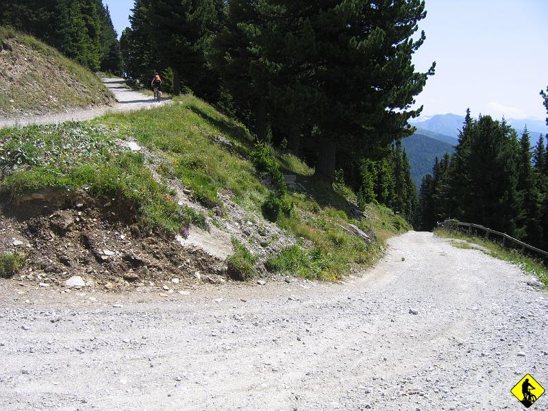 IMG_3799.JPG - Niech ktoś mi powie, że na Rysy będzie kiedyś szutrowa droga… Na Patscherkofel jest na sam szczyt. Wije się niemiłosiernie pod górę.