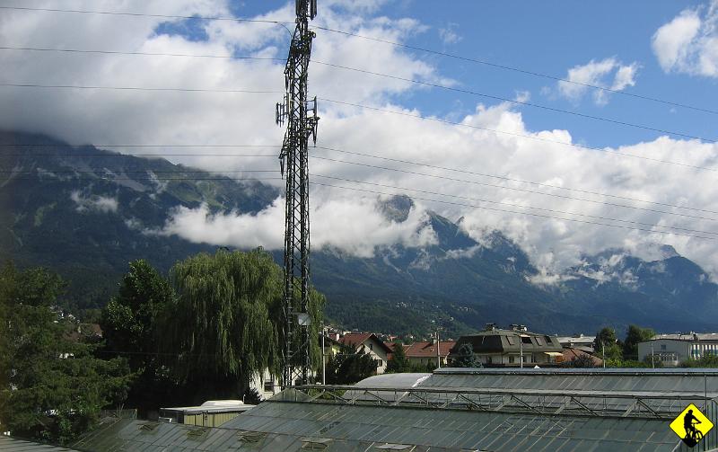 IMG_3825.jpg - Dzień 3ci, gdyż dnień 2gi spędziliśmy na zwiedzaniu miasta tym razem z buta, poza tym trzeba było odespać, a i pogoda była niepewna. Dnia trzeciego wykminiłem z mapy i internetu, że możemy pojechać do mieściny Mutters i tam załadować się w kolejkę na 1700m. De facto tam dopiero wkręcimy się w teren.