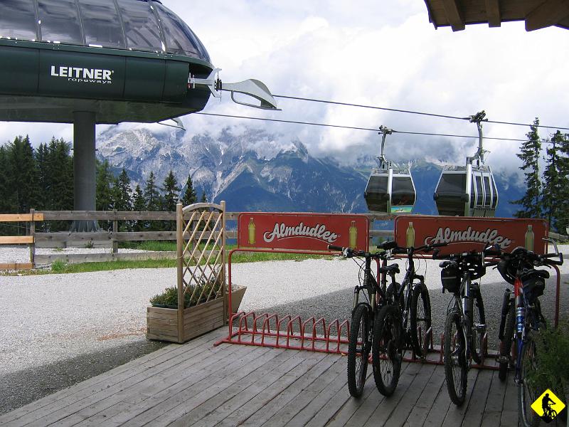 IMG_3854.JPG - Po wyładowaniu się z gondoli trzeba się ubrać i odszukać trasę. Coś pisało o niej na czerwonej tabliczce z wykrzyknikami, ale, że nic nie rozumiem to mam do głęboko…