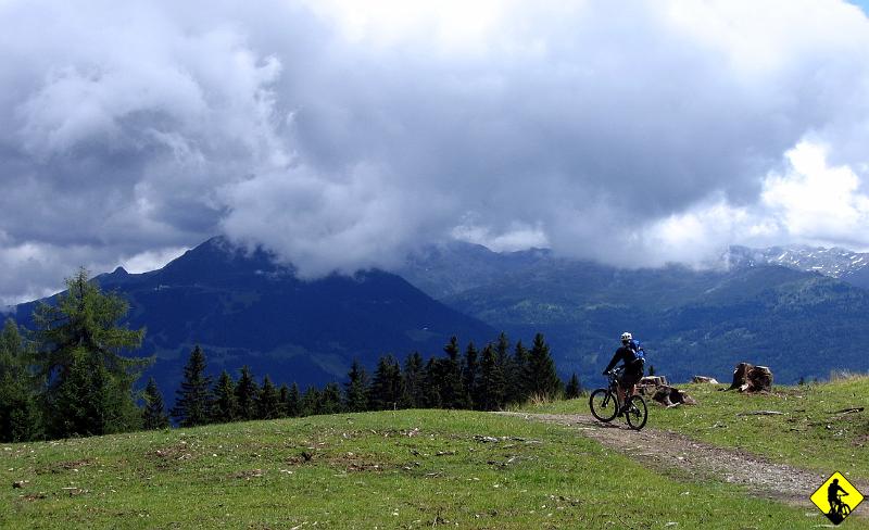 IMG_3881a.jpg - Zdobyty przedwczoraj szczyt tone w chmurach. Choć pogoda ciągle się poprawia.