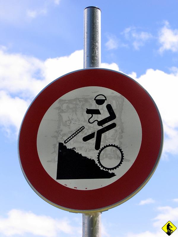 IMG_3905.jpg - Docieramy do momentu gdzie wyżej już na rowerach nie wolno... niby nie wolno, ale siedząc na ławce 20m wyżej niż ten znak mija nas rozpędzony rowerzysta z soczystym uśmiechem na twarzy. Wygląda na to, że ten ich Austriacki porządek nie wszędzie obowiązuje...