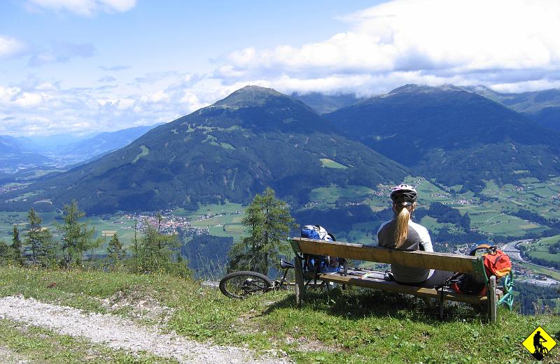 IMG_3909.jpg - Owa ławeczka i Patscherkofel (no i Aga). Bufet i znowu ogień w dół.