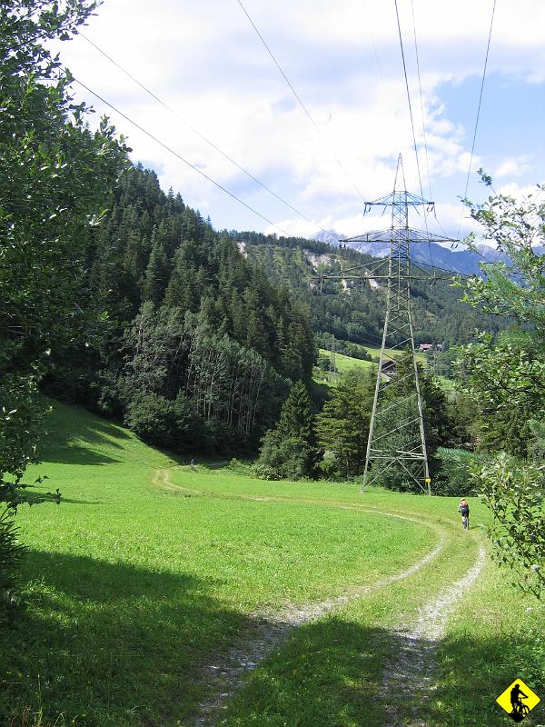 IMG_3965.jpg - Myląc szlaki trafia nam się piesza ścieżka (nie ta ze zdjęcia), bajeczna zresztą. Może to tłumaczy ten "nielegal" tego bikera wyżej :] I tak kończy się drugi dzień na rowerze w Alpach.