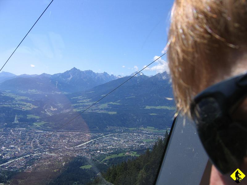 IMG_3990.JPG - W iście ekspresowym tempie zyskujemy wysokość 2000m n.p.m. Tam zostawiamy rowery i przesiadamy się do ostatniej kolejki, która wywozi nas na 2250m.