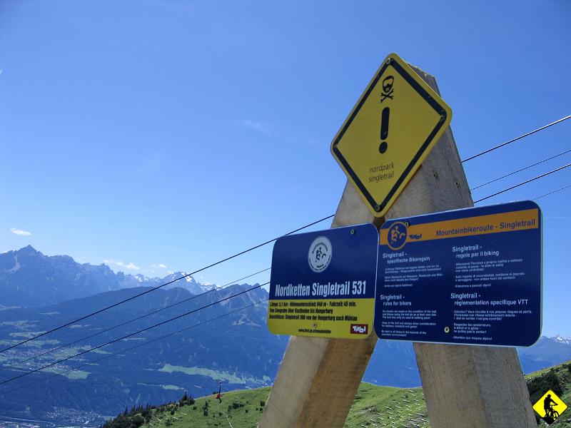 IMG_4053.jpg - Tutejsza trasa downhill'owa jest po młodzieżowemu: mega wyczesana w kosmos. Po zaliczeniu 3ch upadków rezygnuje z dalszej jej eksploracji :/ chociaż teraz trochę żałuję... bo potem w lesie mogło być bardzo ciekawie. Zjeżdżamy na tzw. pałę, bo wiadomo, że tak czy inaczej trafimy do miasta...