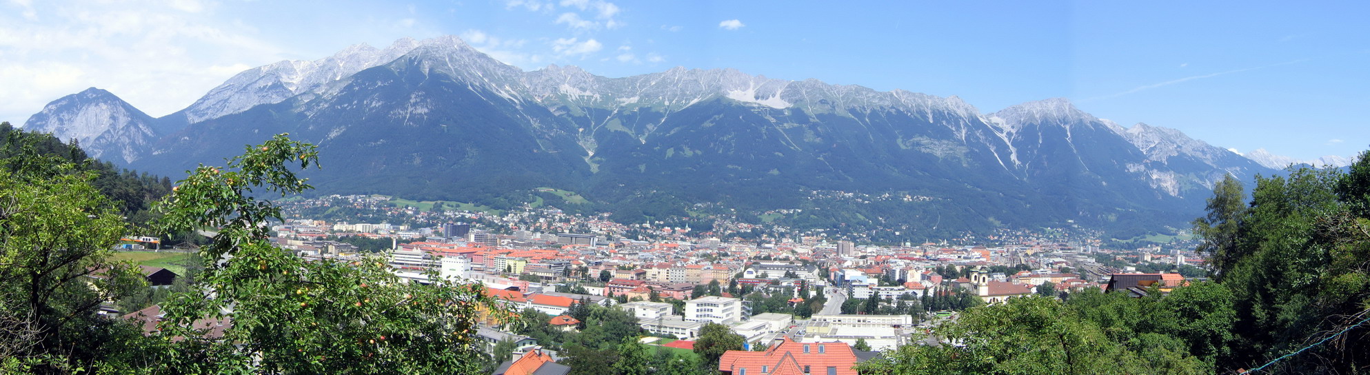 panoInn.jpg - Innsbruck w Austrii. Miasto było m.in. dwukrotnie organizatorem zimowych igrzysk olimpijskich. Oddalone od Krakowa o 950km. Gdyby nie to, że mam tam kumpla (choć on twierdzi, że ja nie mam kumpli), to prawdopodobnie długo jeszcze nie trafiłaby się taka okazja. W lecie jest absolutnie zajebistym miejscem na rower.