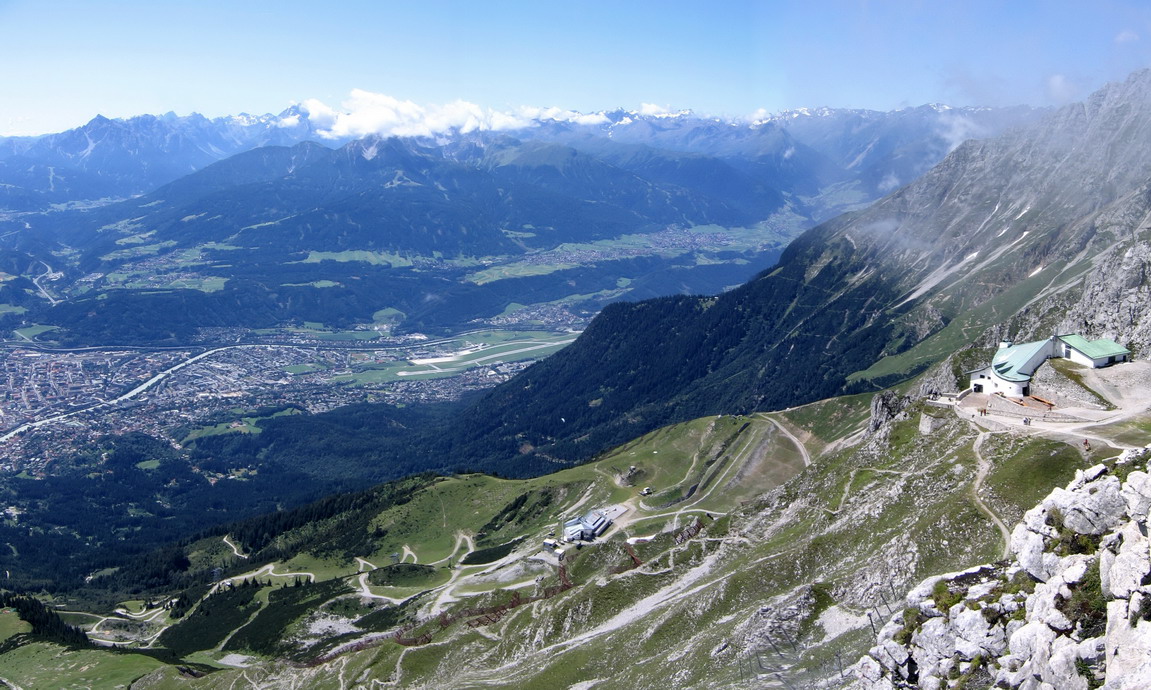 panoInn2.jpg - Widoki są miażdżące dla posiadanych zmysów. W prawym dolnym rogu jak ktoś ma bardzo dobre oko, może zauważyć drugą stację kolejki, gdzie się zapakowaliśmy.