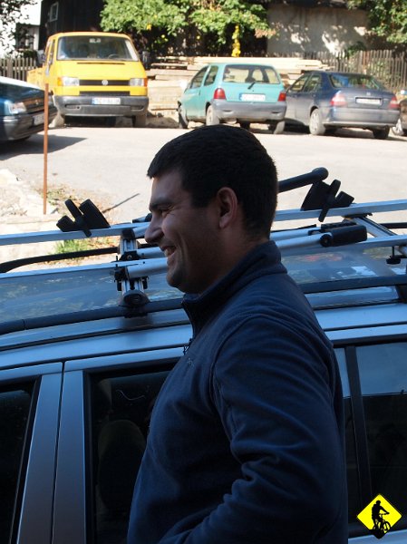 1.jpg - Koniec sezonu obfitował w liczne wyjazdy. Tym razem za uprzejmością Piotrka start z Istebnej. Dla nas kolejny słoneczny dzień w siodle, dla Piotrka niestety kolejny dzień w pracy (niedziela… niestety sidła Decathlonu nadal go trzymają). Kierunek --> Bielsko przez góry.