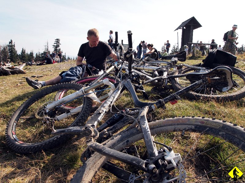 10.JPG - Na szczycie ludzi jak grzybów po deszczu. Nic tylko deptać :) Szkoda gadać, trzeba jechać. Zjazd oczywiście niebieskim / czerwonym do Buczkowic.