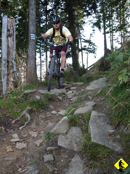 11.jpg - Mega zajebisty zjazd. Trudny technicznie! Esencja polskich gór! Absolutnie każdy kto uważa siebie za konkretnego bikera musi tu przyjechać! Niestety dla Jurka Kończy się upadkiem i dość poważnym stłuczeniem kolana ( częściowo skutki tego odczuwa do dzisiaj ). Od tego momentu walczy z bólem, gdyż każdy wstrząs powoduje kłucie w stawie.