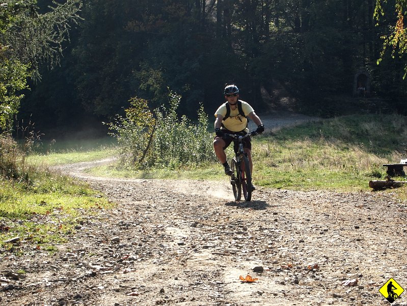 14.jpg - Ze względu na upadek, odpuszczamy przejazd górami do Bielska. To już drugi raz, bo za pierwszym razem mnie z kolei potrącił kierowca w Szczyrku otwierając drzwi samochodu (nie popatrzył sobie w lusterko czy coś przypadkiem nie jedzie po jezdni).