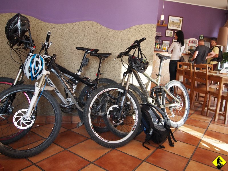 15.JPG - W Buczkowicach zamawiamy Pizzę i rozmawiamy o pierdołach. Ta Pani przy chłopakach wyraźnie od nich odeszła :) Wydaję mi się, że też poczuła moc!