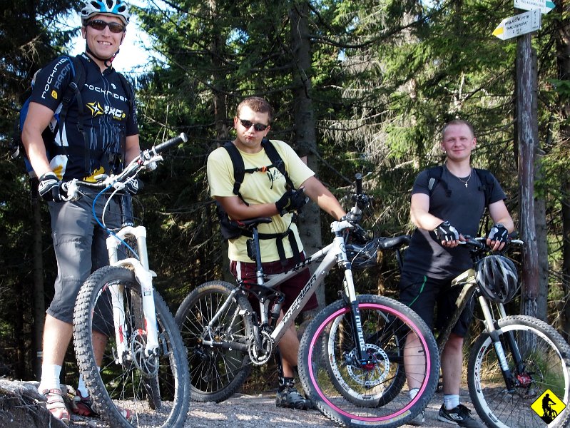 7.jpg - Również dobrze przez nas (a właściwie przeze mnie ) znaną drogą (skrótem) docieramy do szlaku na Skrzyczne.