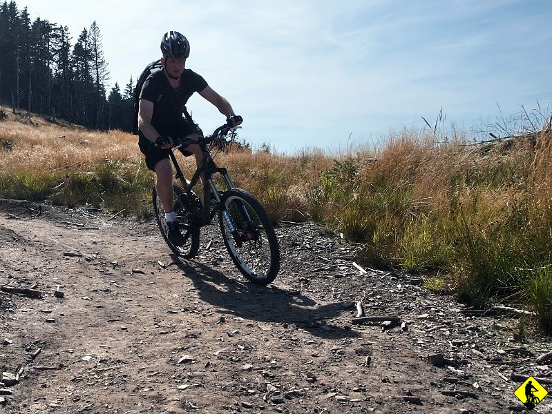 9.jpg - Odcinek do Skrzycznego mija dość szybko. Nawet Jurek mówi, dobrze się czuje. Wszyscy podjechaliśmy na Skrzyczne z siodła bez pauzy :) Biorąc to pod uwagę, to mamy z czego się cieszyć :P