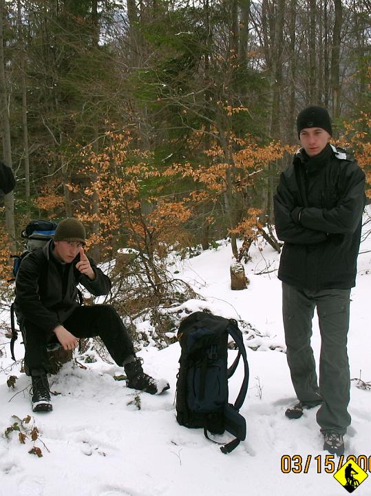 IMG_5389.jpg - Ruszamy w trase czerwonym w kierunku przeł Knurowskiej. Na zdjęciu przerwa techniczna i rozmyślający nad czymś napewno bardzo istotnym w tamtej chwili Bartek Z. :)