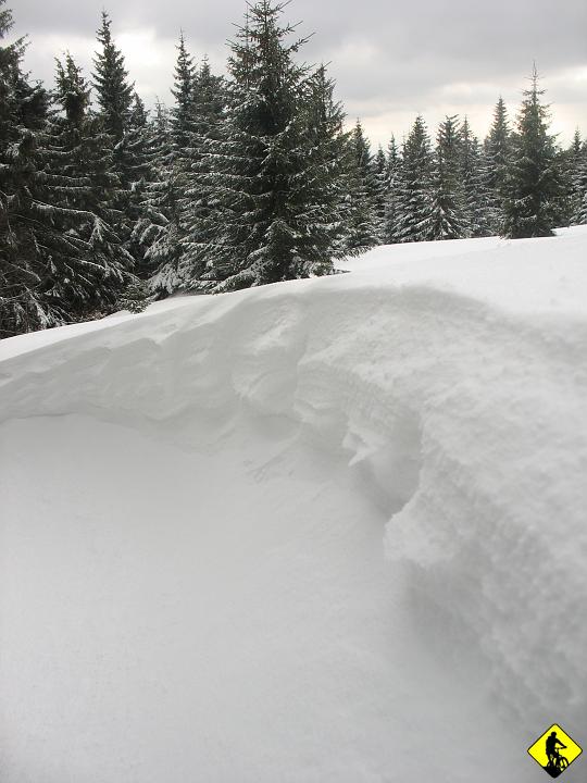 IMG_5434.JPG - Trzeba przyznać, że byłem niemiło zaskoczony tym, ile jeszcze śniegu leży w górach. Przy odrobinie szczęcia można było zapaść się po ja... po pas :)