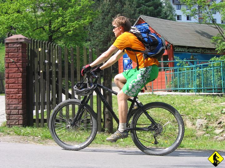 IMG_1100.JPG - Właśnie, powinniśmy, bo auto zostało przy delkatesach "Oczko", gdzie wg nas był ryneczek :P (w nawiasie pisząc, za człona to go nie przypominało). Ale do rzeczy: 26st C, olejek do opalania i asfalt do Korbielowa.