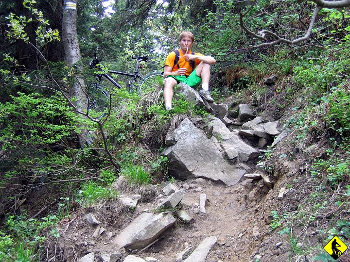 IMG_1103.jpg - Szlak żółty z poziomic wyglądał na łagodniejszy od czarnego, więc i nim podążyliśmy z... rowerami na plecach