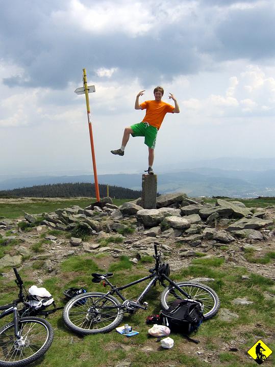 IMG_1109.jpg - i wreszcie szczyt. Na szczycie zaplanowaliśmy sobie długą przerwę. Taka obiadówka kanapkowa. Niestety niebo pokryte już w 100% chmurami. W oddali słychać grzmowy i co najgorsze to: