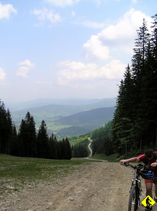 P5310015.jpg - Stamtąd but na Hale Miziową, bo sumie tylko 5% tego odcinka była dla nas do wjechania. Jeśli Jurek nie mówił, że mu serce chce wyskoczyć z klaty to oznaczało, że aż tak tragicznie nie było. Z drugiej strony, to jak zwykle musiałem się nasłuchać jaka ta góra nie jest... fajna