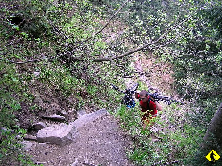 P5310033.jpg - Na jednym forum z poplularnych stron internetowych przeczytałem, że na Pilsko można wjechać tym szlakiem. Gość który to pisał, miał zaj.....te poczucie humoru. "Taki żarcik na poziomie biurowej klasy średniej, taki luzi taki..."