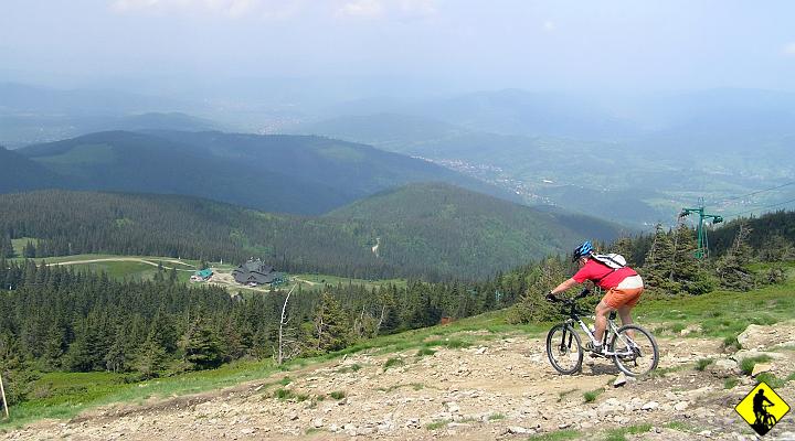P5310065a.jpg - Wkładamy buty i zmykamy w stronę Schroniska na Rysiance, bo chmury robiły wrażenie. Z Pilska udało mi się zjechać w wyniku z zachowaniem czystego konta. Jurka spytajcie sami :) Zjazd trudny, chyba najtrudniejszy  jakim dotąd jechałem, zwłaszcza odcinek niebieski do szlaku z Hali Miziowej na Rysiankę.