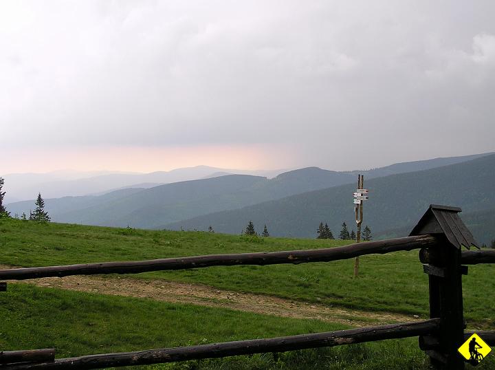 P5310082.jpg - Udaje się nam dotrzeć wreszcie do schroniska. Raz to walnęło z 500m koło nas. Jurek mówił, że ludzie aż podskoczyli. Wtedy zatrzymaliśmy się na chwile. Po co kusić los. Życia szkoda. Tyle jeszcze do zjeżdżenia :] Na Rysiance narada logistyczna i bifecik :)