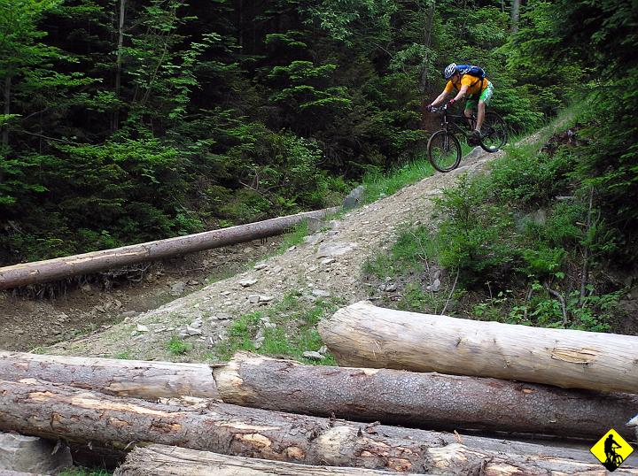 P5310149.jpg - Zdjęć z niego nie ma, bo żal byłoby się zatrzymać, chciałem by ta chwila trwała i trwała. Fota to już sama końcówka przez szutrem do centrum Bystrej (z kolei Jurkowi właśnie ten luźny szuterek się bardzo spodobał, szybki, poprzecinany odprowadzeniami wody).