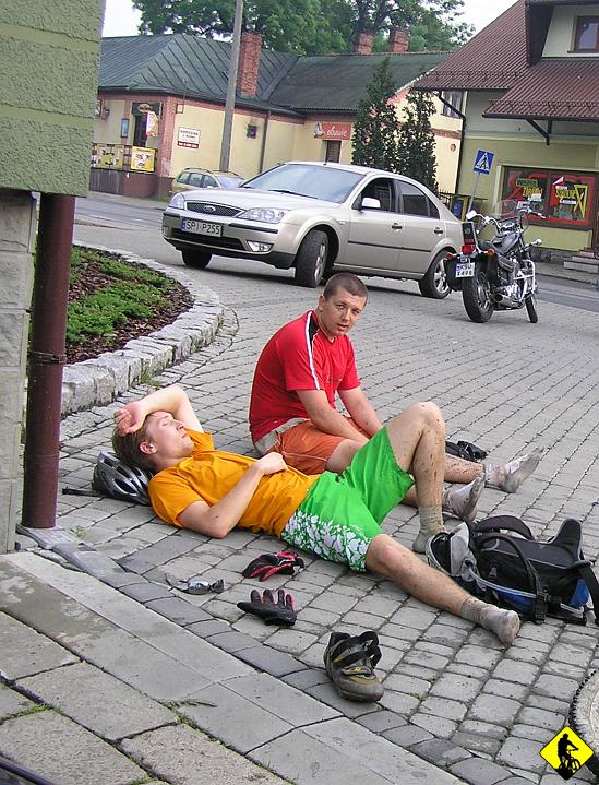 P5310160a.jpg - Z Bystrej został już tylko asfalt do Jeleśnej (z tego co pamiętam to jakieś 13 lub 18km) Na początku nieprzyjemny podjazd wycisnął z nas coś jeszcze, a potem tylko w dół pod "Oczko" do statku matki. No czyści to nie byliśmy, zwłaszcza, że przed Jeleśną musiało intensywnie padać i droga do spółki z oponami zafumdowała nam gratisowy prysznic.