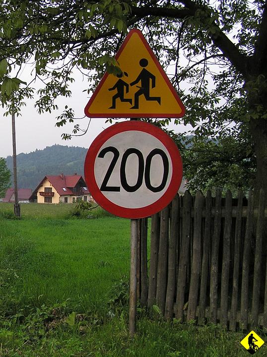 P5310161.jpg - Podczas powrotu, coś mi nie pasowało w tym oznaczeniu i bynajmniej nie było to ogranicznie do 200, bo to przecież PL :)) Teraz: Czy zauwżyłeś ten mały szczegół w górym znaku? FANTAZJA LUDZKA NIE ZNA GRANIC ! ! ! KonieC