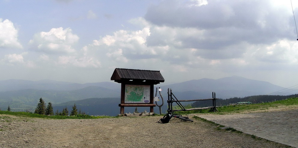 panorama.jpg - W trakcie podejścia na Hale pogoda zaczęła się na nas gniewać i o pięknej żywickiej opaleniźnie pozostanie tylko ślad kremu na moim plecaku. Na Miziowej krótką przerwę umilał nam sympatycznie bekający turysta. Kolejnym odcinkiem było wyjście na Pilsko (1,2km)