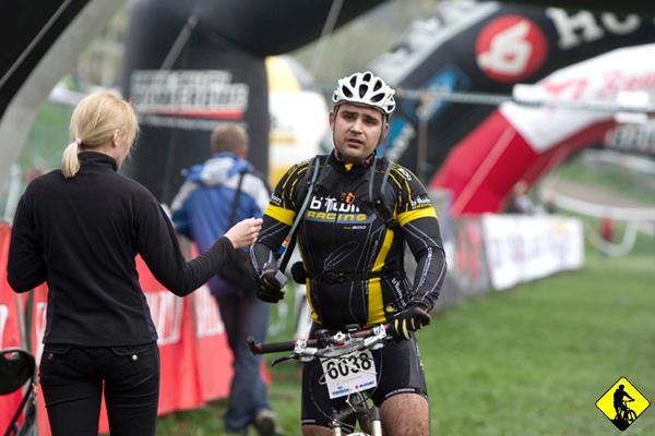 328_O0C6924.jpg - Jak dzowniłem do niego, to mówił, że ciągle łąpią go kurcze i walczy na ile może, ale pod górę musi jechać powoli lub prowadzić. Tu już na mecie. Przez cały przejazd nie padało, a w Krakowie nadal ulewa :)