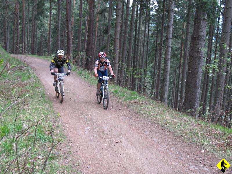IMG_9237.JPG - Trasa faktycznie była zajebista! Trzeba przyznać, że Panowie od planowania dali rade i mnie zaskoczyli zjazdami i podjazdami. Podobno specjalnie kopali ścieżki, by połączyć pewne odcinki!
