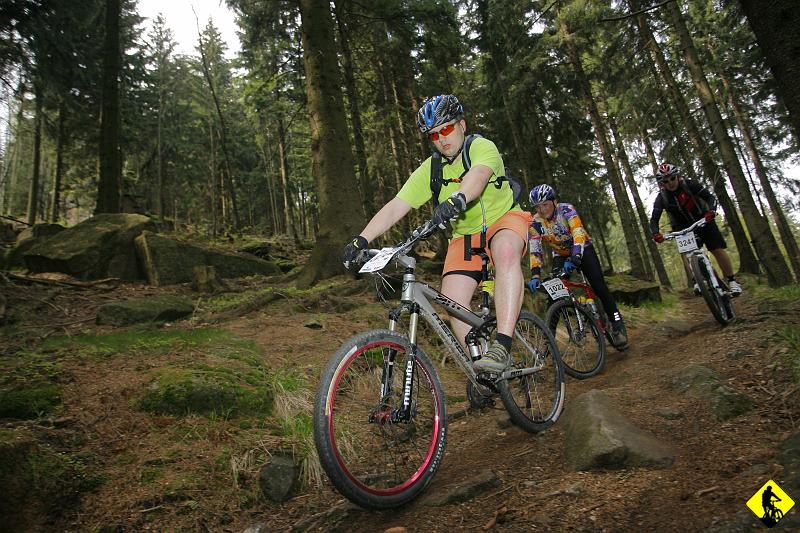 sportograf-5.jpg - Jurek też daje rade. Generalnie tylko on nie doznał jakiejś straty. Piotrka łapały kurcze łydki, co zaowocowało wywrotką i rozcięciem uda.