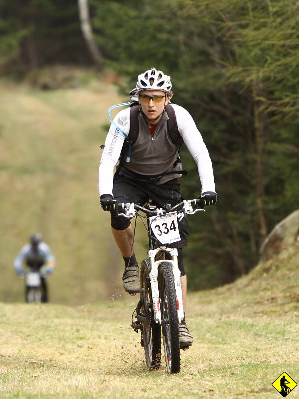 sportograf-9100809a.jpg - Jedna z takich prób, i to już na 8mym kilometrze kończy się zeskoczeniem z roweru, dwukrotnym obkręceniem kierownicy, zerwaniem blokady i wyrwaniem pokrętła floodgate. PORACHA. Jak to Tomek określił: To jest wojna, straty muszą być... Ładna mi strata. Na focie wiszący pancerz od blokady.