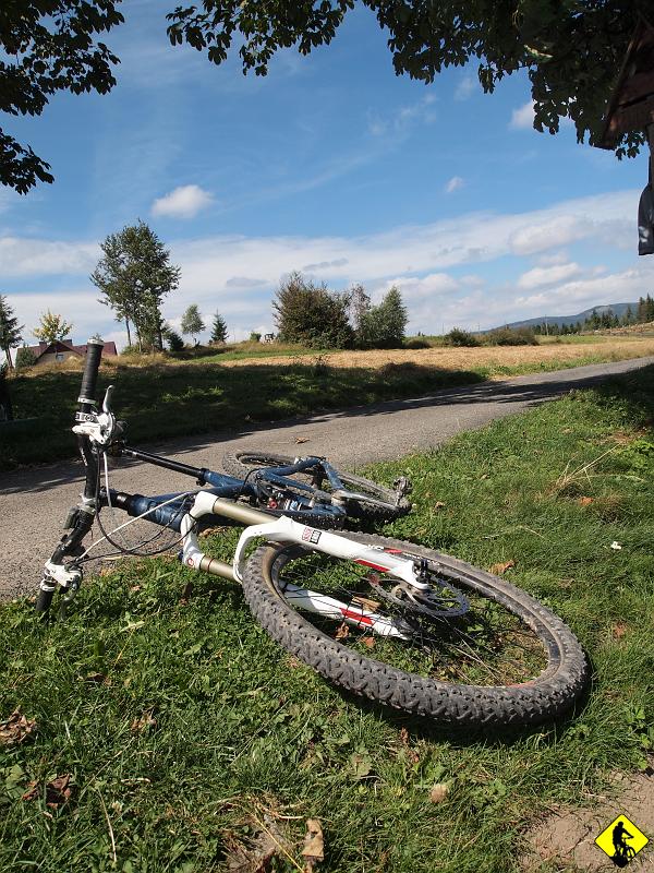 5.jpg - My tu gadu gadu, a trasa czeka. Pasmo Lubania ponownie mnie zaskakuje, tym, że jest w swojej większości przejezdne. Nawet miejsca gdzie trzeba przybutować*, nie męczą. Wyjątkiem jest końcówka, o której każdy już chyba słyszał.*przybutować – prowadzić rower (uniwersalny słownik rowerowy)